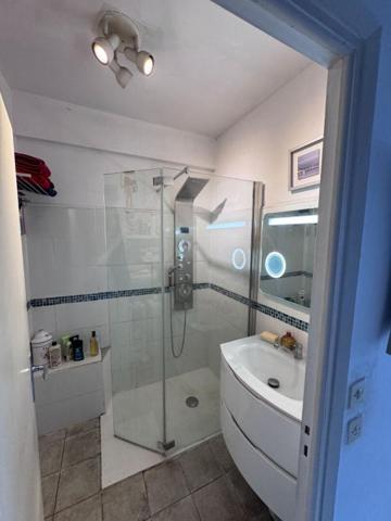 Appartement  grand 2 P  de 63m² en dernier étage à Cagnes-sur-Mer :quartier Hippodrome