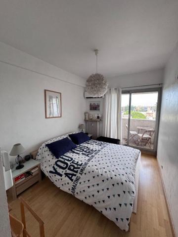 Appartement  grand 2 P  de 63m² en dernier étage à Cagnes-sur-Mer :quartier Hippodrome