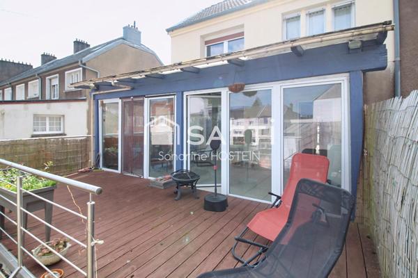 Maison libre 3 côtés avec 4 chambres, terrasse, jardin et 3 garages!