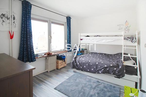 Maison libre 3 côtés avec 4 chambres, terrasse, jardin et 3 garages!