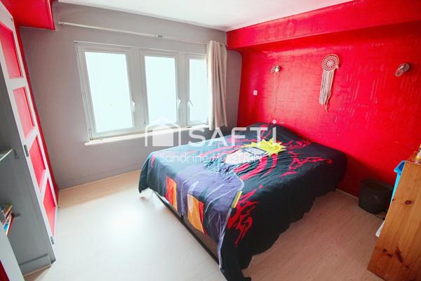 Maison libre 3 côtés avec 4 chambres, terrasse, jardin et 3 garages!