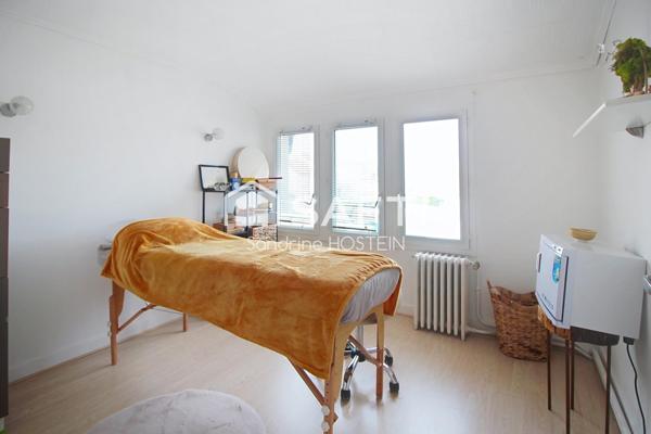 Maison libre 3 côtés avec 4 chambres, terrasse, jardin et 3 garages!