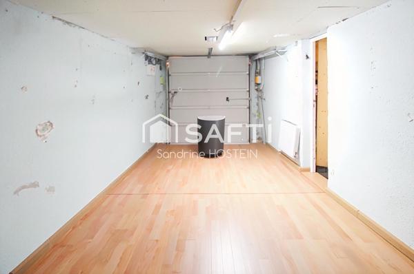 Maison libre 3 côtés avec 4 chambres, terrasse, jardin et 3 garages!