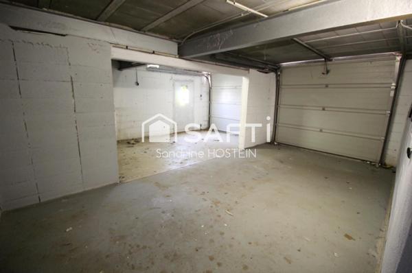 Maison libre 3 côtés avec 4 chambres, terrasse, jardin et 3 garages!