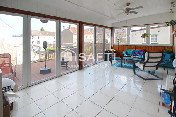 Maison libre 3 côtés avec 4 chambres, terrasse, jardin et 3 garages!