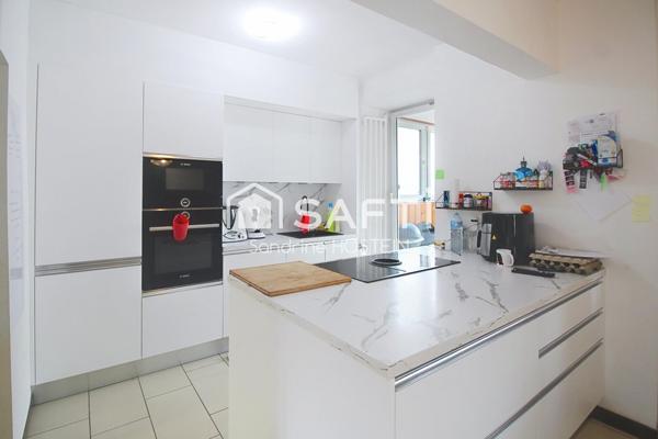 Maison libre 3 côtés avec 4 chambres, terrasse, jardin et 3 garages!