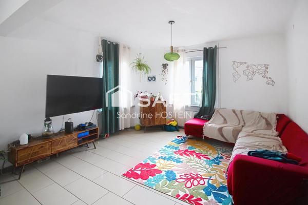 Maison libre 3 côtés avec 4 chambres, terrasse, jardin et 3 garages!