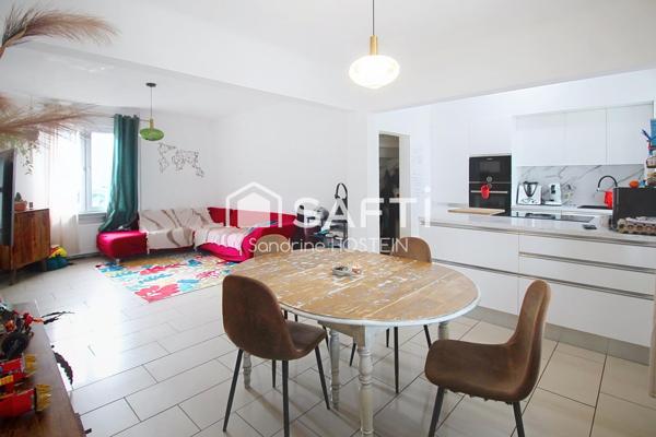 Maison libre 3 côtés avec 4 chambres, terrasse, jardin et 3 garages!