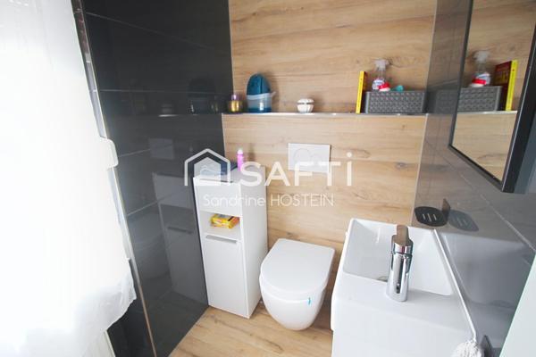 Maison libre 3 côtés avec 4 chambres, terrasse, jardin et 3 garages!