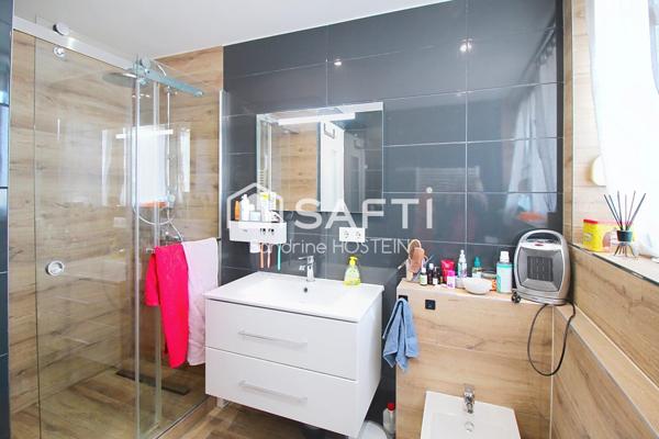 Maison libre 3 côtés avec 4 chambres, terrasse, jardin et 3 garages!