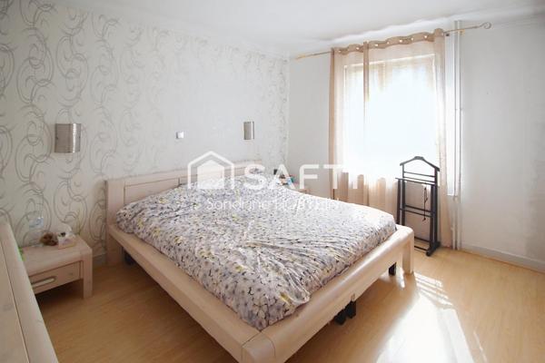 Maison libre 3 côtés avec 4 chambres, terrasse, jardin et 3 garages!