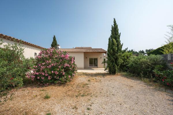 Villa de plain-pied avec garage et jardin