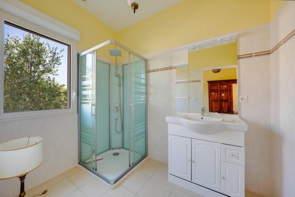 Villa de plain-pied avec garage et jardin