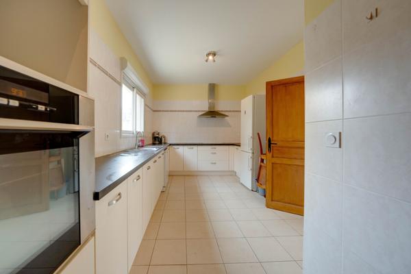 Villa de plain-pied avec garage et jardin