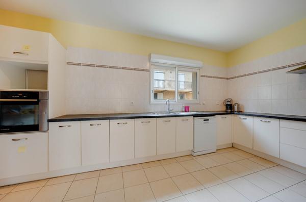 Villa de plain-pied avec garage et jardin