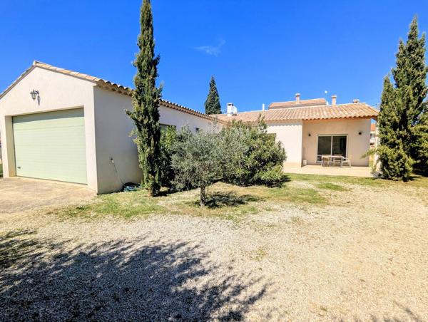 Villa de plain-pied avec garage et jardin