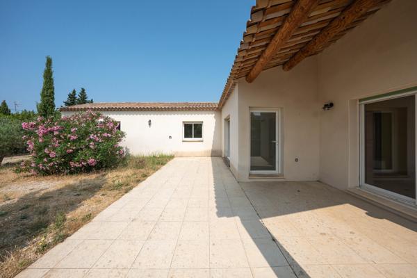 Villa de plain-pied avec garage et jardin
