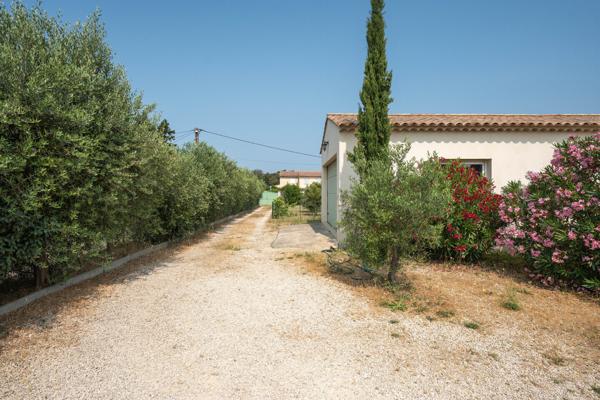 Villa de plain-pied avec garage et jardin