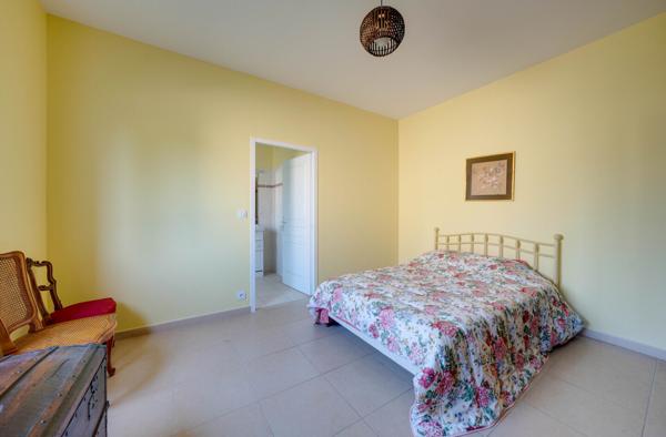 Villa de plain-pied avec garage et jardin