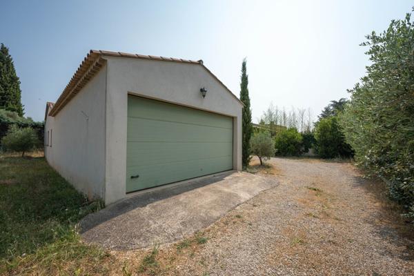 Villa de plain-pied avec garage et jardin