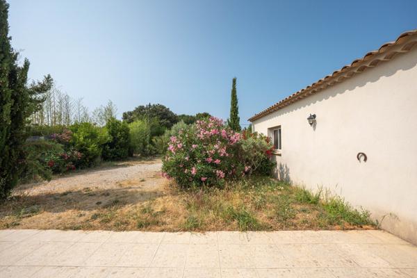 Villa de plain-pied avec garage et jardin