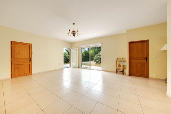 Villa de plain-pied avec garage et jardin