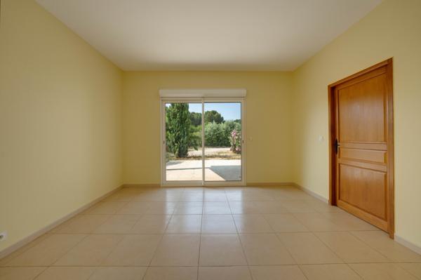 Villa de plain-pied avec garage et jardin