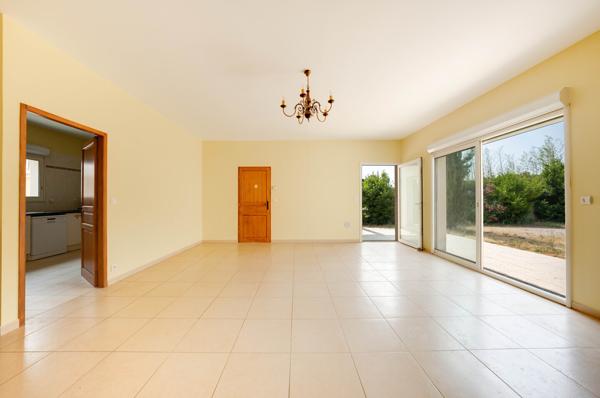 Villa de plain-pied avec garage et jardin