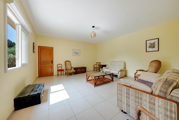 Villa de plain-pied avec garage et jardin