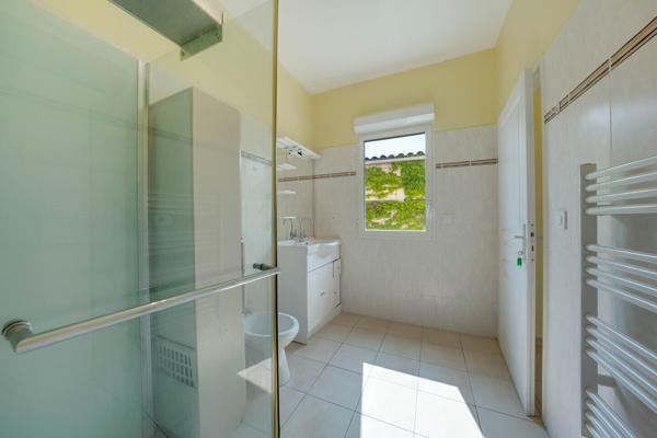 Villa de plain-pied avec garage et jardin