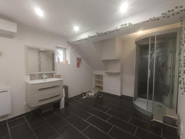 IMMEUBLE AVEC LOCAL  ET APPARTEMENT LOUES EN BAIL PRECAIRE