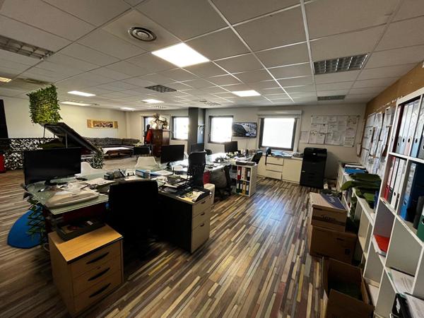 Local commercial Bouc Bel Air 390 m2