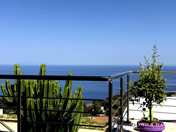 Villa de plain pied avec piscine et vue panoramique