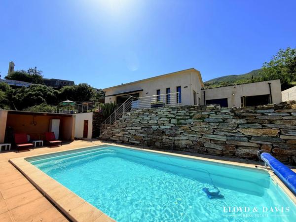 Villa de plain pied avec piscine et vue panoramique