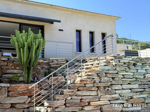 Villa de plain pied avec piscine et vue panoramique