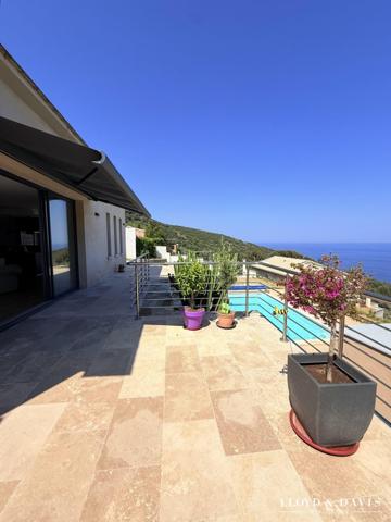 Villa de plain pied avec piscine et vue panoramique
