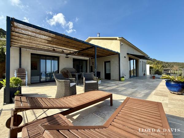 Villa de plain pied avec piscine et vue panoramique