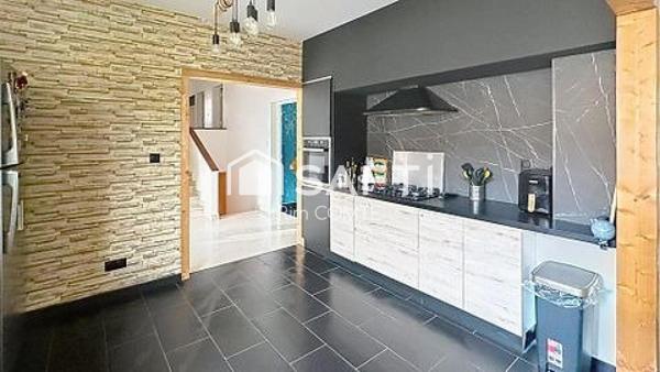 Maison familiale lumineuse – 173 m² habitables sur 1 172 m² de terrain!!