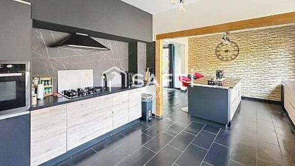 Maison familiale lumineuse – 173 m² habitables sur 1 172 m² de terrain!!