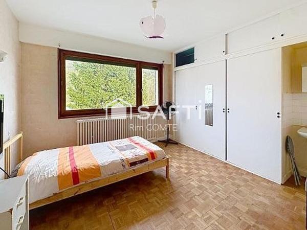 Maison familiale lumineuse – 173 m² habitables sur 1 172 m² de terrain!!