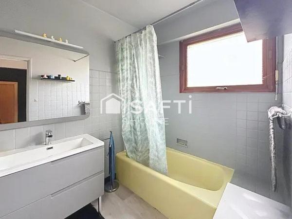 Maison familiale lumineuse – 173 m² habitables sur 1 172 m² de terrain!!