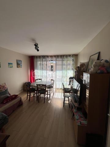Situé à 5 minutes du centre ville d’Albi, au sein d’une résidence calme et sécurisée, découvrez cet appartement de 48 m² en rez-de-chaussée, idéal pour un premier achat, un pied-à-terre ou un investissement locatif.

L’appartement se compose d’une agréable pièce de vie, d’une cuisine indépendante aménagée et équipée, ainsi que d’une chambre confortable de 12 m².

Vous apprécierez également son balcon, parfait pour profiter d’un espace extérieur au quotidien, ainsi que ses fenêtres en double vitrage, apportant un confort supplémentaire.

Son véritable atout : un garage indépendant de 15 m², idéal pour stationner votre véhicule en toute tranquillité ou bénéficier d’un espace de rangement complémentaire.

Situé à proximité des transports et des commodités, ce bien bénéficie d’un emplacement pratique pour faciliter votre quotidien.

A visiter sans tarder