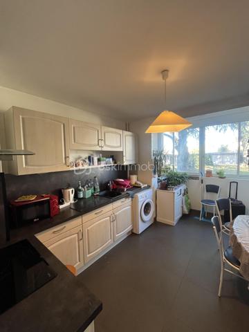 Situé à 5 minutes du centre ville d’Albi, au sein d’une résidence calme et sécurisée, découvrez cet appartement de 48 m² en rez-de-chaussée, idéal pour un premier achat, un pied-à-terre ou un investissement locatif.

L’appartement se compose d’une agréable pièce de vie, d’une cuisine indépendante aménagée et équipée, ainsi que d’une chambre confortable de 12 m².

Vous apprécierez également son balcon, parfait pour profiter d’un espace extérieur au quotidien, ainsi que ses fenêtres en double vitrage, apportant un confort supplémentaire.

Son véritable atout : un garage indépendant de 15 m², idéal pour stationner votre véhicule en toute tranquillité ou bénéficier d’un espace de rangement complémentaire.

Situé à proximité des transports et des commodités, ce bien bénéficie d’un emplacement pratique pour faciliter votre quotidien.

A visiter sans tarder