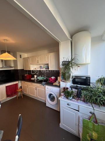 Situé à 5 minutes du centre ville d’Albi, au sein d’une résidence calme et sécurisée, découvrez cet appartement de 48 m² en rez-de-chaussée, idéal pour un premier achat, un pied-à-terre ou un investissement locatif.

L’appartement se compose d’une agréable pièce de vie, d’une cuisine indépendante aménagée et équipée, ainsi que d’une chambre confortable de 12 m².

Vous apprécierez également son balcon, parfait pour profiter d’un espace extérieur au quotidien, ainsi que ses fenêtres en double vitrage, apportant un confort supplémentaire.

Son véritable atout : un garage indépendant de 15 m², idéal pour stationner votre véhicule en toute tranquillité ou bénéficier d’un espace de rangement complémentaire.

Situé à proximité des transports et des commodités, ce bien bénéficie d’un emplacement pratique pour faciliter votre quotidien.

A visiter sans tarder