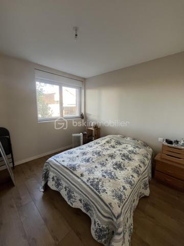 Situé à 5 minutes du centre ville d’Albi, au sein d’une résidence calme et sécurisée, découvrez cet appartement de 48 m² en rez-de-chaussée, idéal pour un premier achat, un pied-à-terre ou un investissement locatif.

L’appartement se compose d’une agréable pièce de vie, d’une cuisine indépendante aménagée et équipée, ainsi que d’une chambre confortable de 12 m².

Vous apprécierez également son balcon, parfait pour profiter d’un espace extérieur au quotidien, ainsi que ses fenêtres en double vitrage, apportant un confort supplémentaire.

Son véritable atout : un garage indépendant de 15 m², idéal pour stationner votre véhicule en toute tranquillité ou bénéficier d’un espace de rangement complémentaire.

Situé à proximité des transports et des commodités, ce bien bénéficie d’un emplacement pratique pour faciliter votre quotidien.

A visiter sans tarder