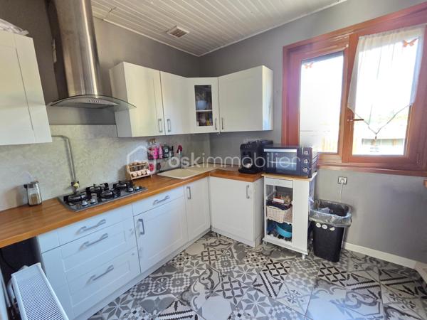 Pavillon de plain pied de 87m² à Sauvigny les Bois
Nichée dans un cadre de campagne, sans vis-à-vis, à proximité du bourg et des services, nous vous présentons cette maison de plain-pied de 87 m² habitables, implantée sur un terrain de 1 080 m², à Sauvigny-les-Bois. Elle propose 4 pièces dont 3 chambres, réparties comme suit : une véranda d'accès, une entrée, un dégagement, une cuisine, un salon-séjour, un wc indépendant, une salle d'eau, ainsi que trois chambres.
En entrant, la véranda avec baie vitrée aluminium dessert une entrée à porte bois 5 points de fermeture, puis un dégagement menant à la cuisine, équipée de 4 meubles bas, d'un plan de travail, de 6 meubles hauts, d'une hotte et d'un four. Vient ensuite un vaste salon-séjour de 27 m², lumineux, agrémenté d'un insert de cheminée et d'une porte-fenêtre avec volet battant. Un wc indépendant et une salle d'eau, avec vasque et colonne de rangement, complètent ce niveau. La maison compte également trois chambres : deux de 10 m² et 13 m², ainsi qu'une troisième de 11 m² avec dressing.
Cette maison bénéficie de deux modes de chauffage : un chauffage au gaz de ville, avec une chaudière de 2021, complété par un insert de cheminée pour les soirées d'hiver au coin du feu. Elle dispose d'huisseries PVC double vitrage, et sa toiture est en tuiles mécaniques béton. Côté assainissement, la maison est raccordée au tout-à-l'égout.
Côté extérieur, profitez d'une véranda d'accueil, d'une grande terrasse avec une partie sous appentis, d'une dépendance de jardin, ainsi que d'un abri de jardin, le tout sur un beau terrain de 1 080 m², sans vis-à-vis..
La maison dispose également d'un parking intérieur, d'un parking extérieur, ainsi que d'un garage de 17 m² avec porte coulissante.
Les plus de cette maison : sa configuration de plain-pied, son double mode de chauffage (gaz de ville et insert de cheminée), son terrain de 1 080 m² sans vis-à-vis dans un cadre de campagne, sa proximité du bourg et des services, sa véranda, son salon séjour avec cheminée, sa cuisine aménagée, ses 3 chambres, son garage de 17 m², ses dépendances et sa terrasse.
Des photos supplémentaires sont disponibles sur BSK IMMOBILIER, rubrique Nos conseillers, Olivier FRESLON.
Pour tout renseignement complémentaire ou pour une visite, contactez-moi.
Une maison de plain-pied au calme de la campagne, à découvrir sans tarder : ne passez pas à côté de cette opportunité à Sauvigny-les-Bois !