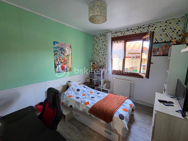 Pavillon de plain pied de 87m² à Sauvigny les Bois
Nichée dans un cadre de campagne, sans vis-à-vis, à proximité du bourg et des services, nous vous présentons cette maison de plain-pied de 87 m² habitables, implantée sur un terrain de 1 080 m², à Sauvigny-les-Bois. Elle propose 4 pièces dont 3 chambres, réparties comme suit : une véranda d'accès, une entrée, un dégagement, une cuisine, un salon-séjour, un wc indépendant, une salle d'eau, ainsi que trois chambres.
En entrant, la véranda avec baie vitrée aluminium dessert une entrée à porte bois 5 points de fermeture, puis un dégagement menant à la cuisine, équipée de 4 meubles bas, d'un plan de travail, de 6 meubles hauts, d'une hotte et d'un four. Vient ensuite un vaste salon-séjour de 27 m², lumineux, agrémenté d'un insert de cheminée et d'une porte-fenêtre avec volet battant. Un wc indépendant et une salle d'eau, avec vasque et colonne de rangement, complètent ce niveau. La maison compte également trois chambres : deux de 10 m² et 13 m², ainsi qu'une troisième de 11 m² avec dressing.
Cette maison bénéficie de deux modes de chauffage : un chauffage au gaz de ville, avec une chaudière de 2021, complété par un insert de cheminée pour les soirées d'hiver au coin du feu. Elle dispose d'huisseries PVC double vitrage, et sa toiture est en tuiles mécaniques béton. Côté assainissement, la maison est raccordée au tout-à-l'égout.
Côté extérieur, profitez d'une véranda d'accueil, d'une grande terrasse avec une partie sous appentis, d'une dépendance de jardin, ainsi que d'un abri de jardin, le tout sur un beau terrain de 1 080 m², sans vis-à-vis..
La maison dispose également d'un parking intérieur, d'un parking extérieur, ainsi que d'un garage de 17 m² avec porte coulissante.
Les plus de cette maison : sa configuration de plain-pied, son double mode de chauffage (gaz de ville et insert de cheminée), son terrain de 1 080 m² sans vis-à-vis dans un cadre de campagne, sa proximité du bourg et des services, sa véranda, son salon séjour avec cheminée, sa cuisine aménagée, ses 3 chambres, son garage de 17 m², ses dépendances et sa terrasse.
Des photos supplémentaires sont disponibles sur BSK IMMOBILIER, rubrique Nos conseillers, Olivier FRESLON.
Pour tout renseignement complémentaire ou pour une visite, contactez-moi.
Une maison de plain-pied au calme de la campagne, à découvrir sans tarder : ne passez pas à côté de cette opportunité à Sauvigny-les-Bois !