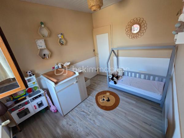 Pavillon de plain pied de 87m² à Sauvigny les Bois
Nichée dans un cadre de campagne, sans vis-à-vis, à proximité du bourg et des services, nous vous présentons cette maison de plain-pied de 87 m² habitables, implantée sur un terrain de 1 080 m², à Sauvigny-les-Bois. Elle propose 4 pièces dont 3 chambres, réparties comme suit : une véranda d'accès, une entrée, un dégagement, une cuisine, un salon-séjour, un wc indépendant, une salle d'eau, ainsi que trois chambres.
En entrant, la véranda avec baie vitrée aluminium dessert une entrée à porte bois 5 points de fermeture, puis un dégagement menant à la cuisine, équipée de 4 meubles bas, d'un plan de travail, de 6 meubles hauts, d'une hotte et d'un four. Vient ensuite un vaste salon-séjour de 27 m², lumineux, agrémenté d'un insert de cheminée et d'une porte-fenêtre avec volet battant. Un wc indépendant et une salle d'eau, avec vasque et colonne de rangement, complètent ce niveau. La maison compte également trois chambres : deux de 10 m² et 13 m², ainsi qu'une troisième de 11 m² avec dressing.
Cette maison bénéficie de deux modes de chauffage : un chauffage au gaz de ville, avec une chaudière de 2021, complété par un insert de cheminée pour les soirées d'hiver au coin du feu. Elle dispose d'huisseries PVC double vitrage, et sa toiture est en tuiles mécaniques béton. Côté assainissement, la maison est raccordée au tout-à-l'égout.
Côté extérieur, profitez d'une véranda d'accueil, d'une grande terrasse avec une partie sous appentis, d'une dépendance de jardin, ainsi que d'un abri de jardin, le tout sur un beau terrain de 1 080 m², sans vis-à-vis..
La maison dispose également d'un parking intérieur, d'un parking extérieur, ainsi que d'un garage de 17 m² avec porte coulissante.
Les plus de cette maison : sa configuration de plain-pied, son double mode de chauffage (gaz de ville et insert de cheminée), son terrain de 1 080 m² sans vis-à-vis dans un cadre de campagne, sa proximité du bourg et des services, sa véranda, son salon séjour avec cheminée, sa cuisine aménagée, ses 3 chambres, son garage de 17 m², ses dépendances et sa terrasse.
Des photos supplémentaires sont disponibles sur BSK IMMOBILIER, rubrique Nos conseillers, Olivier FRESLON.
Pour tout renseignement complémentaire ou pour une visite, contactez-moi.
Une maison de plain-pied au calme de la campagne, à découvrir sans tarder : ne passez pas à côté de cette opportunité à Sauvigny-les-Bois !