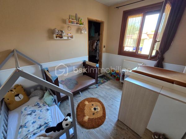 Pavillon de plain pied de 87m² à Sauvigny les Bois
Nichée dans un cadre de campagne, sans vis-à-vis, à proximité du bourg et des services, nous vous présentons cette maison de plain-pied de 87 m² habitables, implantée sur un terrain de 1 080 m², à Sauvigny-les-Bois. Elle propose 4 pièces dont 3 chambres, réparties comme suit : une véranda d'accès, une entrée, un dégagement, une cuisine, un salon-séjour, un wc indépendant, une salle d'eau, ainsi que trois chambres.
En entrant, la véranda avec baie vitrée aluminium dessert une entrée à porte bois 5 points de fermeture, puis un dégagement menant à la cuisine, équipée de 4 meubles bas, d'un plan de travail, de 6 meubles hauts, d'une hotte et d'un four. Vient ensuite un vaste salon-séjour de 27 m², lumineux, agrémenté d'un insert de cheminée et d'une porte-fenêtre avec volet battant. Un wc indépendant et une salle d'eau, avec vasque et colonne de rangement, complètent ce niveau. La maison compte également trois chambres : deux de 10 m² et 13 m², ainsi qu'une troisième de 11 m² avec dressing.
Cette maison bénéficie de deux modes de chauffage : un chauffage au gaz de ville, avec une chaudière de 2021, complété par un insert de cheminée pour les soirées d'hiver au coin du feu. Elle dispose d'huisseries PVC double vitrage, et sa toiture est en tuiles mécaniques béton. Côté assainissement, la maison est raccordée au tout-à-l'égout.
Côté extérieur, profitez d'une véranda d'accueil, d'une grande terrasse avec une partie sous appentis, d'une dépendance de jardin, ainsi que d'un abri de jardin, le tout sur un beau terrain de 1 080 m², sans vis-à-vis..
La maison dispose également d'un parking intérieur, d'un parking extérieur, ainsi que d'un garage de 17 m² avec porte coulissante.
Les plus de cette maison : sa configuration de plain-pied, son double mode de chauffage (gaz de ville et insert de cheminée), son terrain de 1 080 m² sans vis-à-vis dans un cadre de campagne, sa proximité du bourg et des services, sa véranda, son salon séjour avec cheminée, sa cuisine aménagée, ses 3 chambres, son garage de 17 m², ses dépendances et sa terrasse.
Des photos supplémentaires sont disponibles sur BSK IMMOBILIER, rubrique Nos conseillers, Olivier FRESLON.
Pour tout renseignement complémentaire ou pour une visite, contactez-moi.
Une maison de plain-pied au calme de la campagne, à découvrir sans tarder : ne passez pas à côté de cette opportunité à Sauvigny-les-Bois !