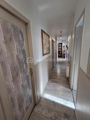 Pavillon de plain pied de 87m² à Sauvigny les Bois
Nichée dans un cadre de campagne, sans vis-à-vis, à proximité du bourg et des services, nous vous présentons cette maison de plain-pied de 87 m² habitables, implantée sur un terrain de 1 080 m², à Sauvigny-les-Bois. Elle propose 4 pièces dont 3 chambres, réparties comme suit : une véranda d'accès, une entrée, un dégagement, une cuisine, un salon-séjour, un wc indépendant, une salle d'eau, ainsi que trois chambres.
En entrant, la véranda avec baie vitrée aluminium dessert une entrée à porte bois 5 points de fermeture, puis un dégagement menant à la cuisine, équipée de 4 meubles bas, d'un plan de travail, de 6 meubles hauts, d'une hotte et d'un four. Vient ensuite un vaste salon-séjour de 27 m², lumineux, agrémenté d'un insert de cheminée et d'une porte-fenêtre avec volet battant. Un wc indépendant et une salle d'eau, avec vasque et colonne de rangement, complètent ce niveau. La maison compte également trois chambres : deux de 10 m² et 13 m², ainsi qu'une troisième de 11 m² avec dressing.
Cette maison bénéficie de deux modes de chauffage : un chauffage au gaz de ville, avec une chaudière de 2021, complété par un insert de cheminée pour les soirées d'hiver au coin du feu. Elle dispose d'huisseries PVC double vitrage, et sa toiture est en tuiles mécaniques béton. Côté assainissement, la maison est raccordée au tout-à-l'égout.
Côté extérieur, profitez d'une véranda d'accueil, d'une grande terrasse avec une partie sous appentis, d'une dépendance de jardin, ainsi que d'un abri de jardin, le tout sur un beau terrain de 1 080 m², sans vis-à-vis..
La maison dispose également d'un parking intérieur, d'un parking extérieur, ainsi que d'un garage de 17 m² avec porte coulissante.
Les plus de cette maison : sa configuration de plain-pied, son double mode de chauffage (gaz de ville et insert de cheminée), son terrain de 1 080 m² sans vis-à-vis dans un cadre de campagne, sa proximité du bourg et des services, sa véranda, son salon séjour avec cheminée, sa cuisine aménagée, ses 3 chambres, son garage de 17 m², ses dépendances et sa terrasse.
Des photos supplémentaires sont disponibles sur BSK IMMOBILIER, rubrique Nos conseillers, Olivier FRESLON.
Pour tout renseignement complémentaire ou pour une visite, contactez-moi.
Une maison de plain-pied au calme de la campagne, à découvrir sans tarder : ne passez pas à côté de cette opportunité à Sauvigny-les-Bois !